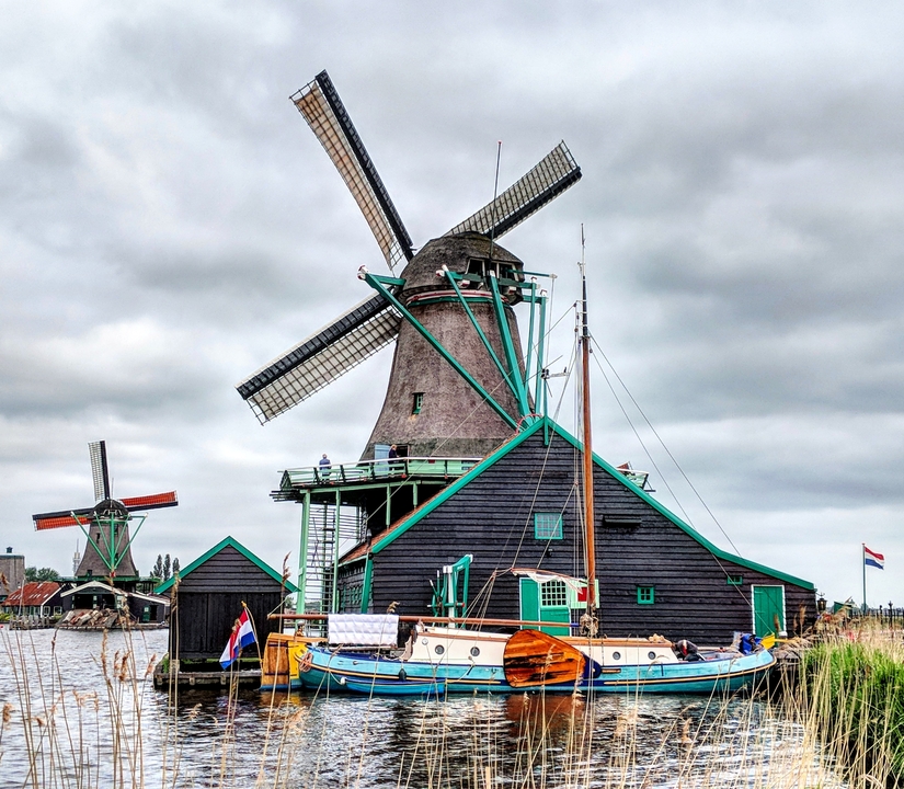 Moulins à vent traditionnels dans un cadre rural.