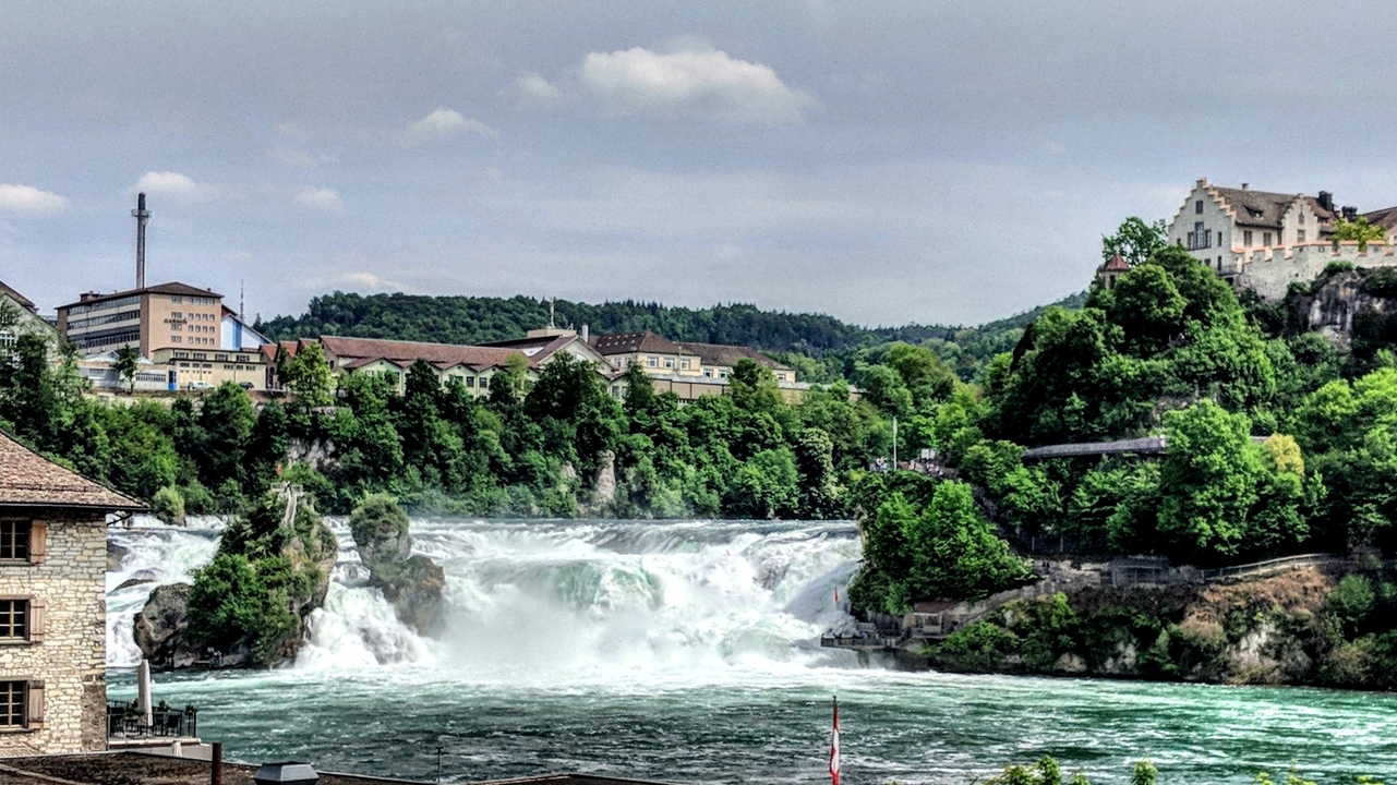 Une grande cascade entourée d'une végétation luxuriante.