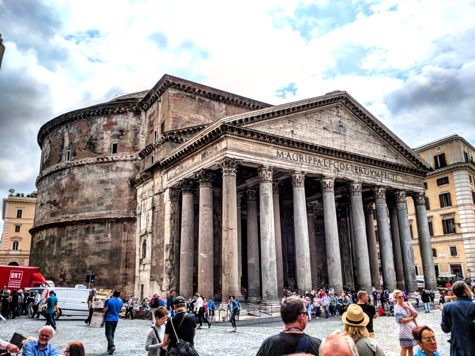 Le Panthéon de Rome avec ses colonnes et sa foule.