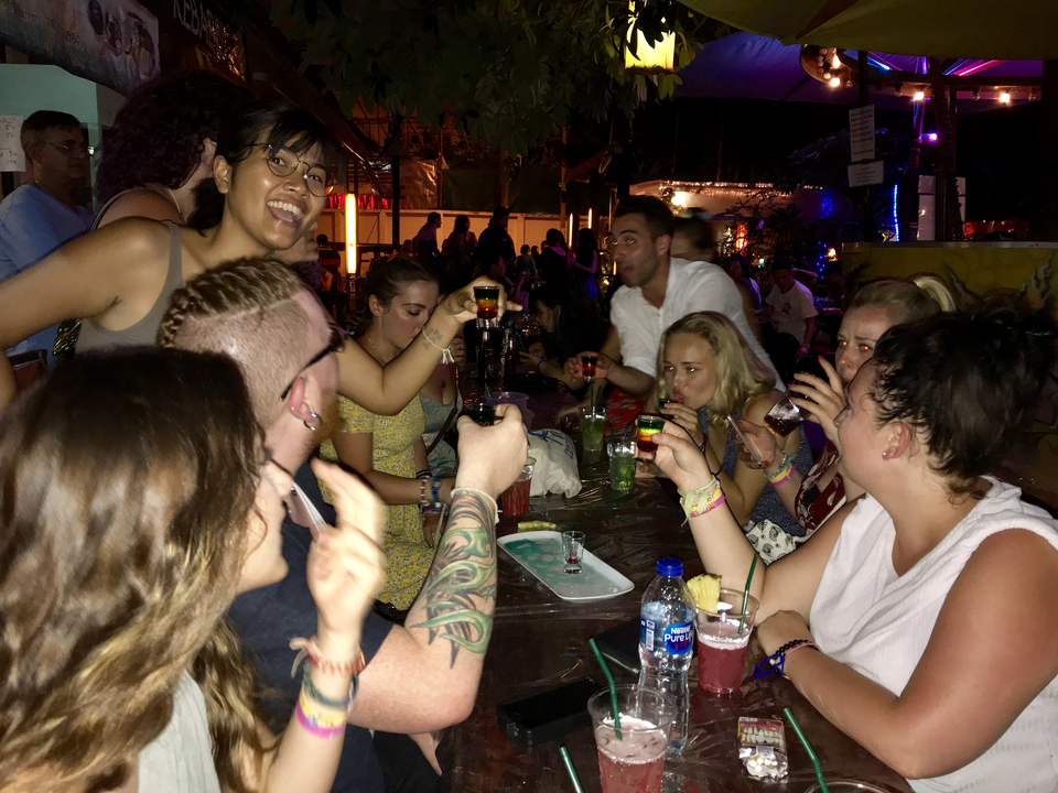 Groupe de personnes profitant de la vie nocturne avec des boissons.