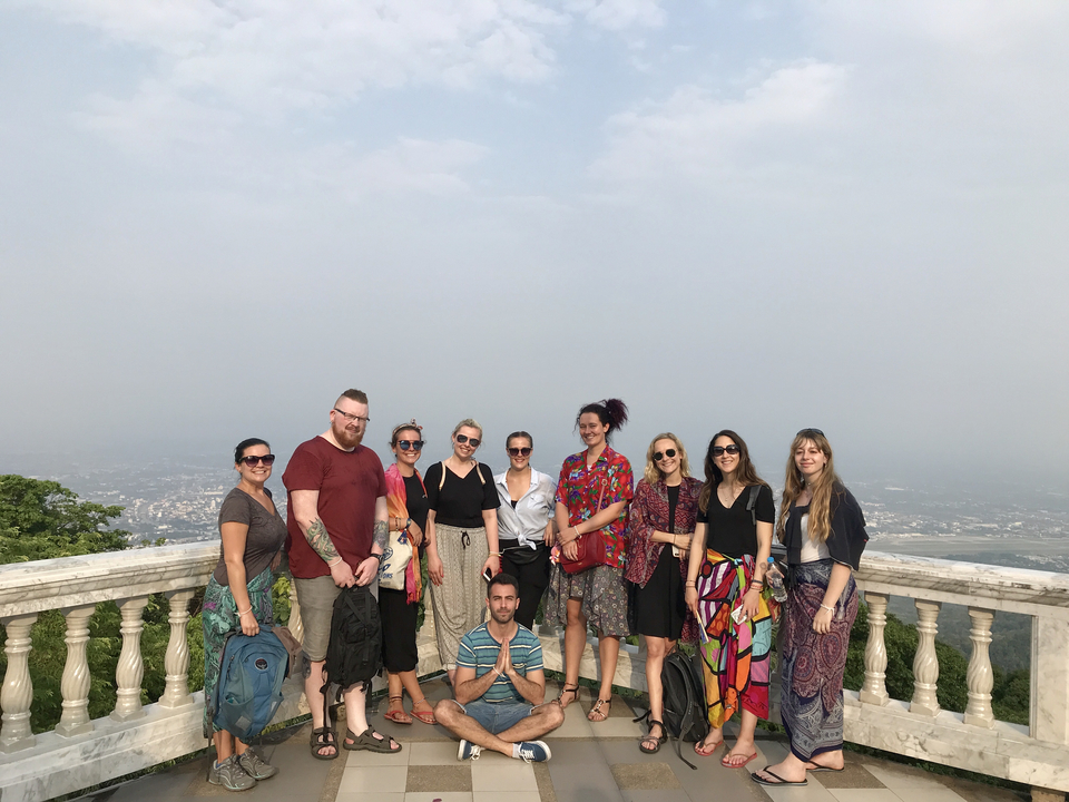 Portrait de groupe sur un point de vue panoramique.