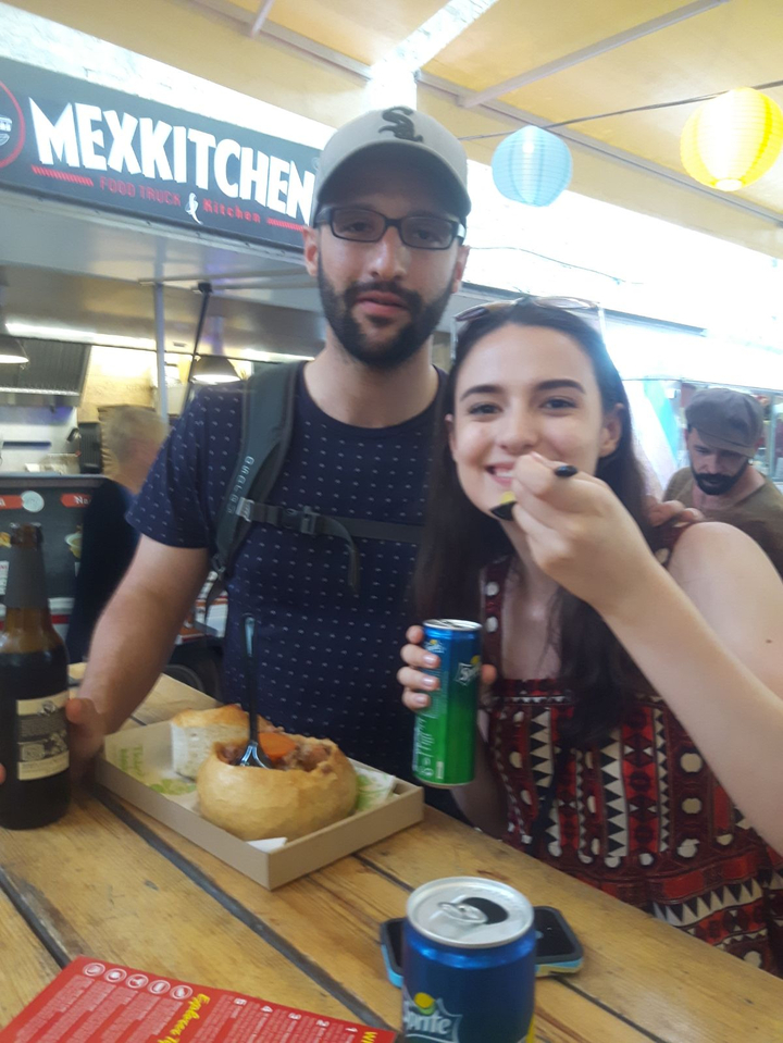 Des personnes dégustant des plats et des boissons dans un cadre animé.
