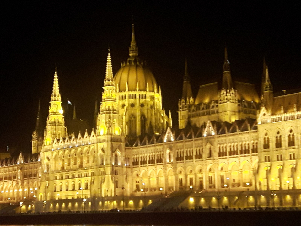 Vue nocturne d'un bâtiment historique illuminé.
