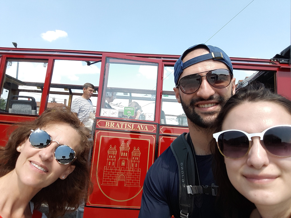 Famille posant devant un bus à Bratislava.