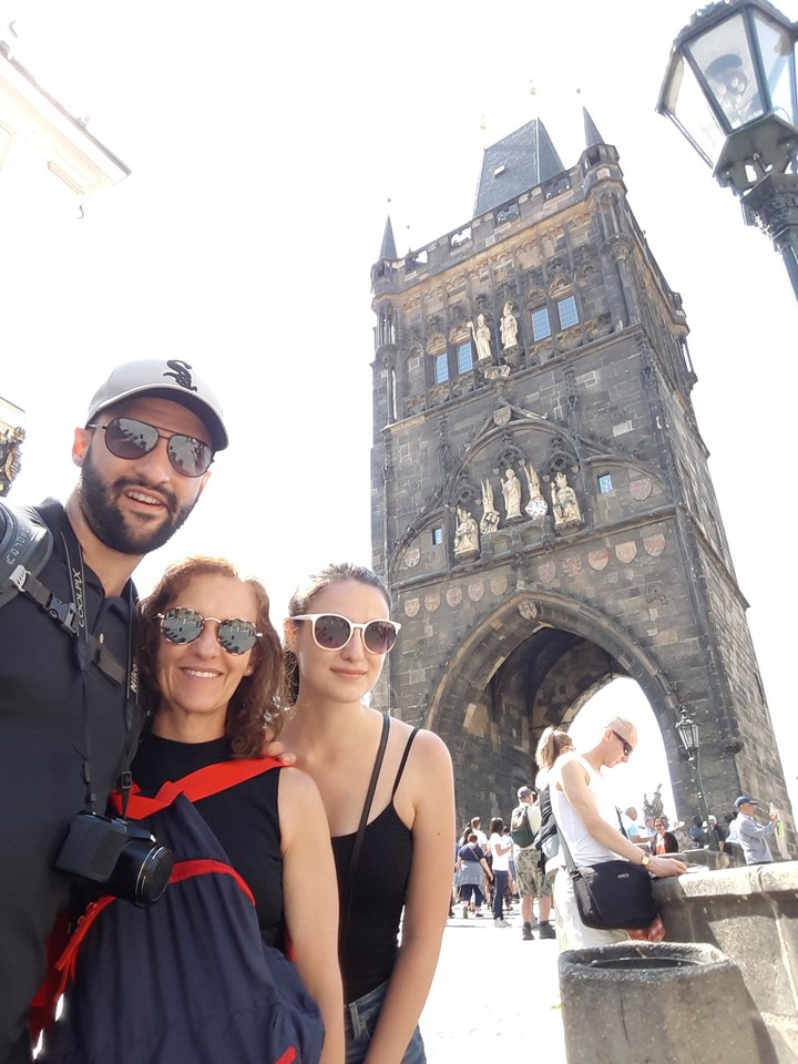 Famille posant devant une tour historique.