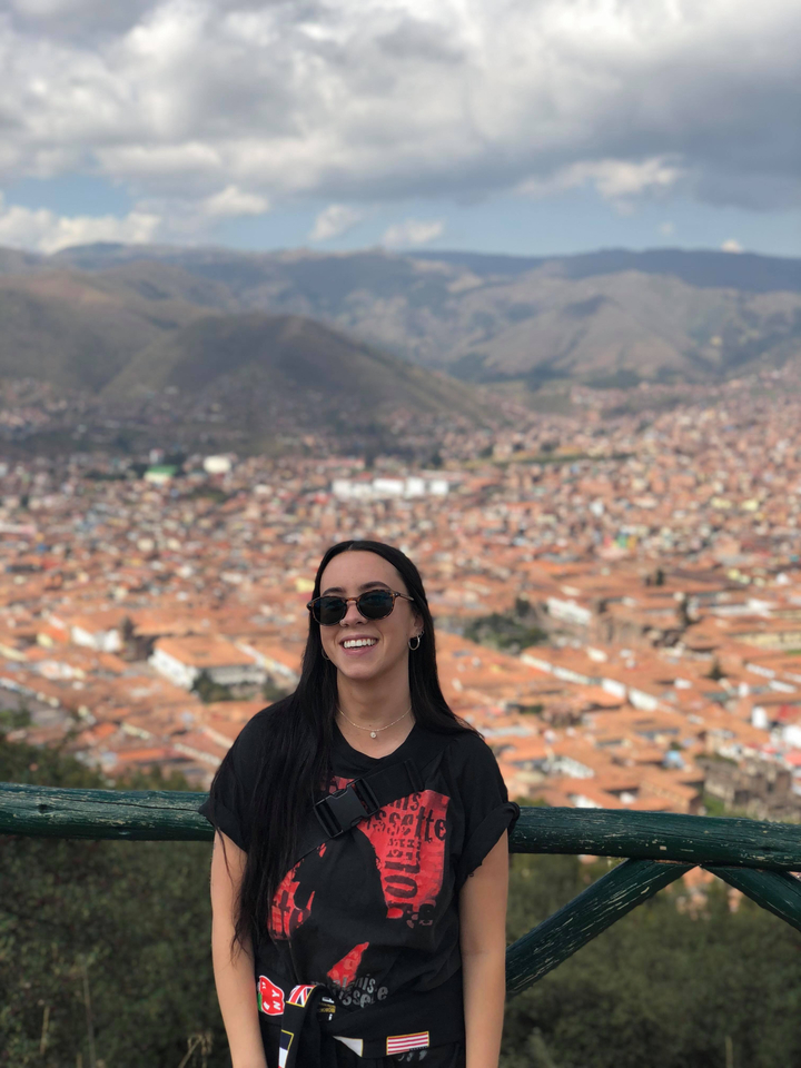 Une femme profitant d'une vue sur la ville depuis un point d'observation élevé.