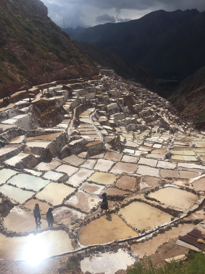 Vue panoramique sur les étangs salés en terrasses.