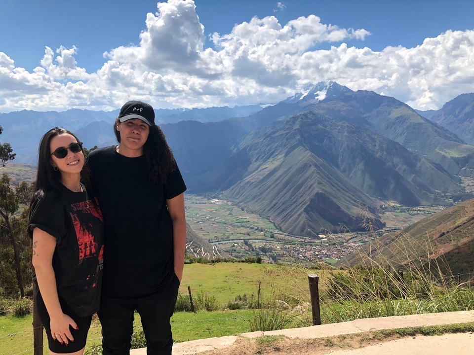 Deux personnes posant avec une vue panoramique de la montagne.