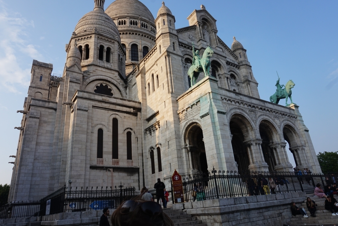 L'emblématique basilique du Sacré-Cœur à Paris sous un ciel bleu limpide.