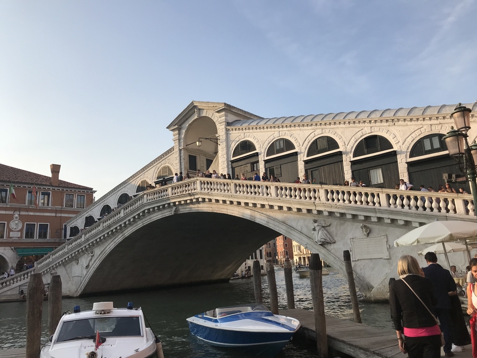 Pont du Rialto à Venise avec des touristes debout sur le pont.
