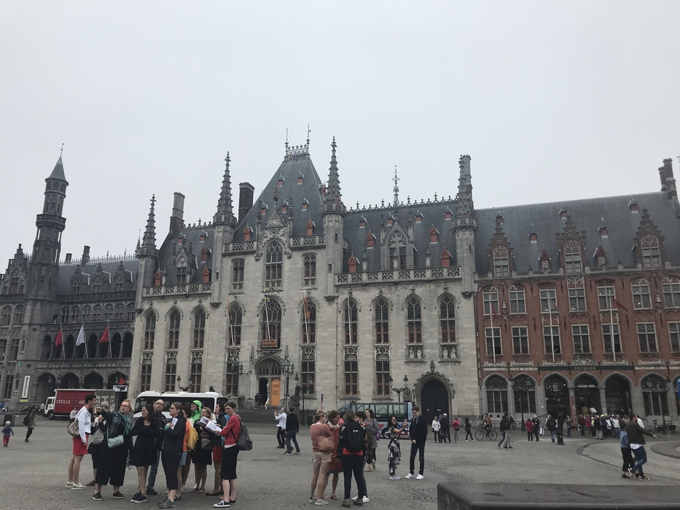 Un bâtiment historique avec des personnes rassemblées devant.