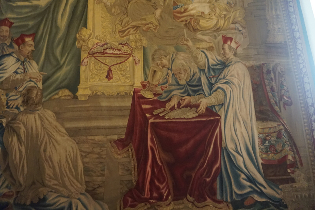 Tapisserie représentant des personnages historiques dans une scène détaillée.