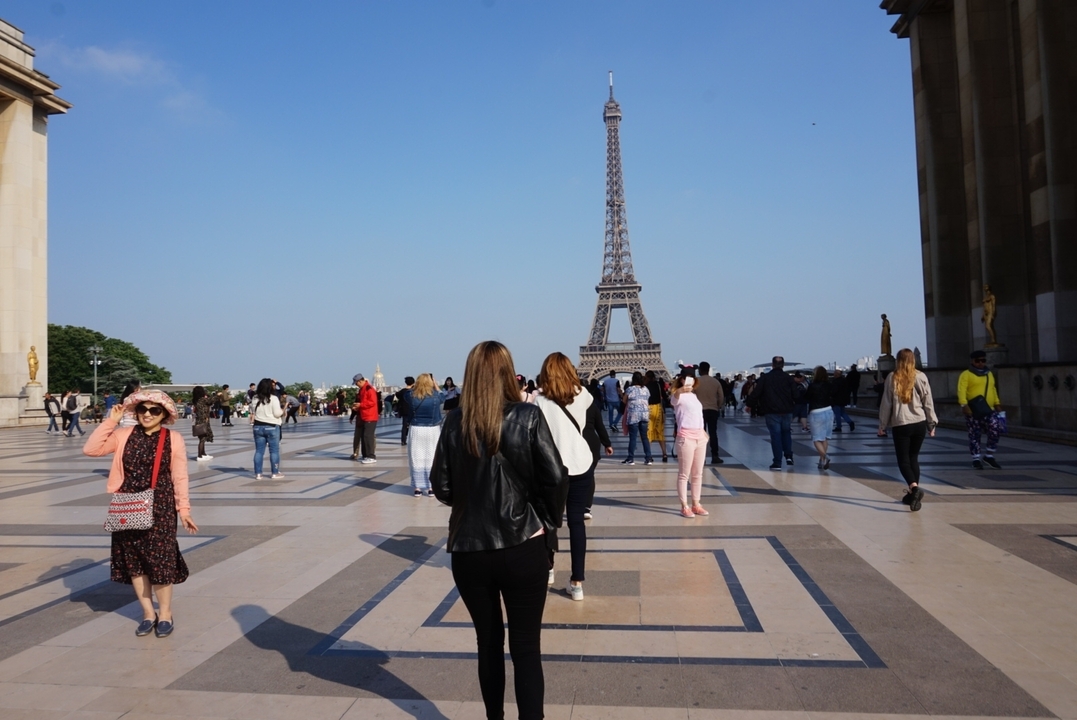 Personnes marchant près de la Tour Eiffel à Paris.