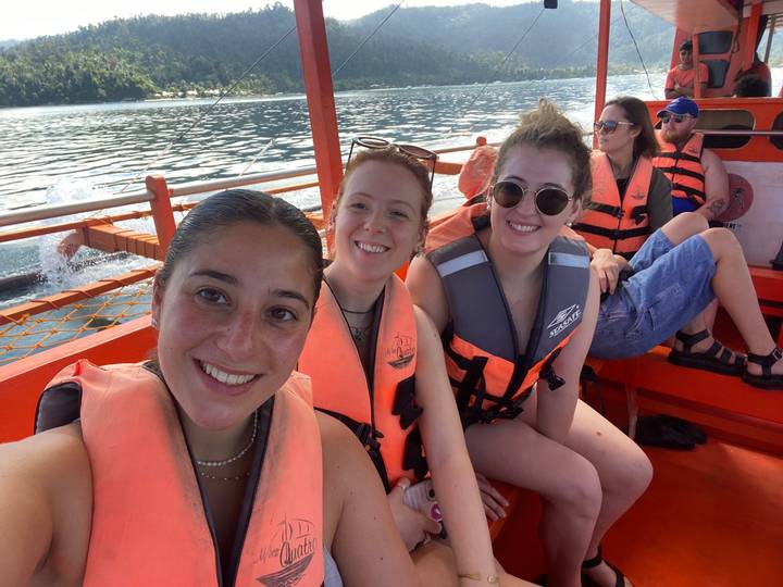 Groupe de personnes sur un bateau portant des gilets de sauvetage.
