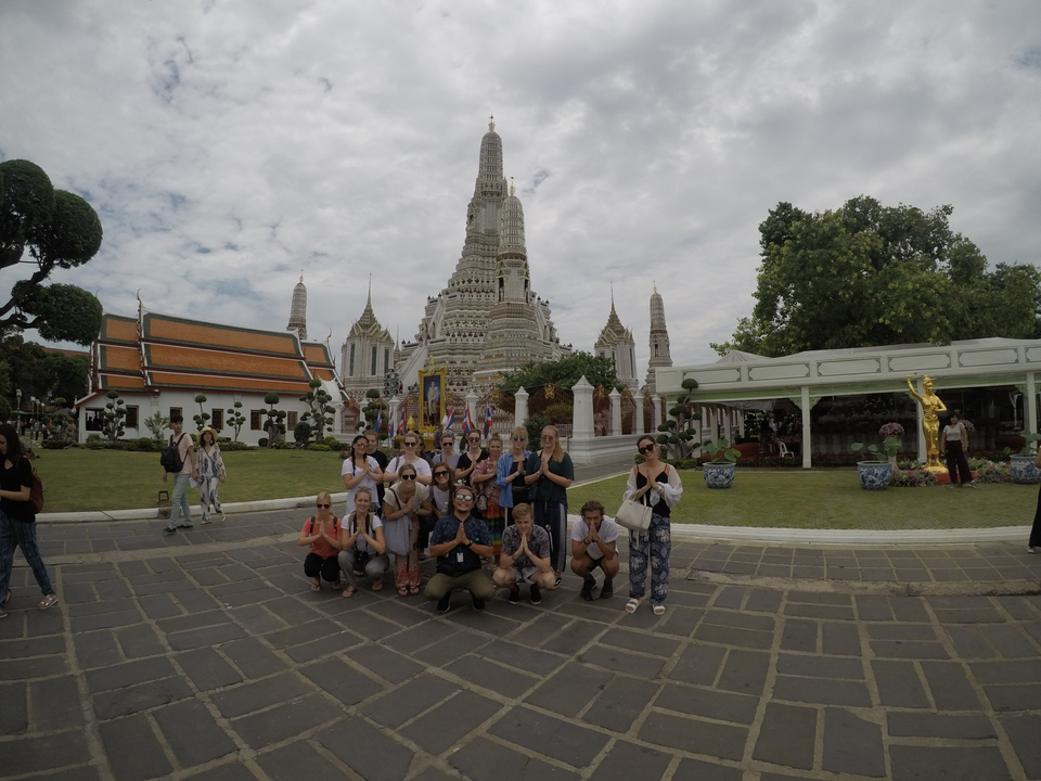 Group photo at Wat Arun with temple structures visible.