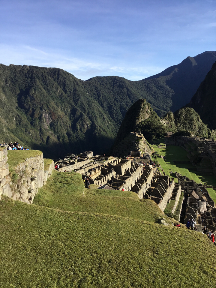 Ruines en terrasses du Machu Picchu sous un ciel spectaculaire.