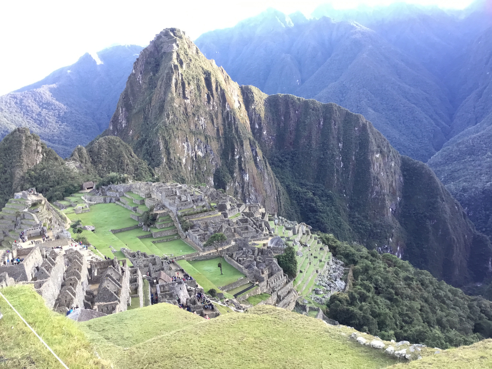 Ruines du Machu Picchu et montagnes environnantes.