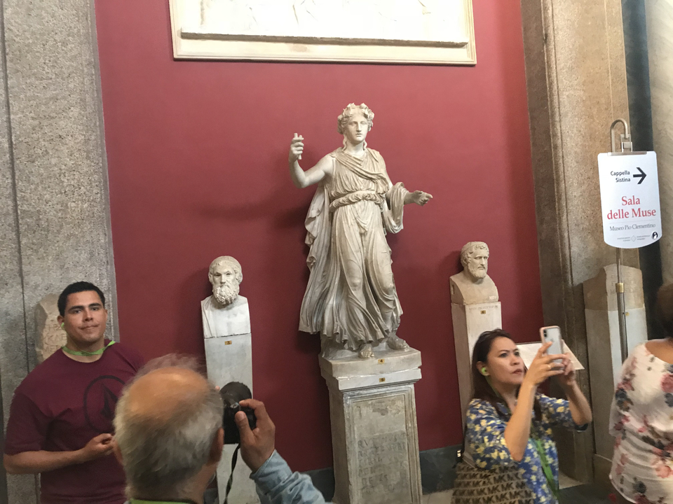 Gallery with statues of historical figures at the museum.