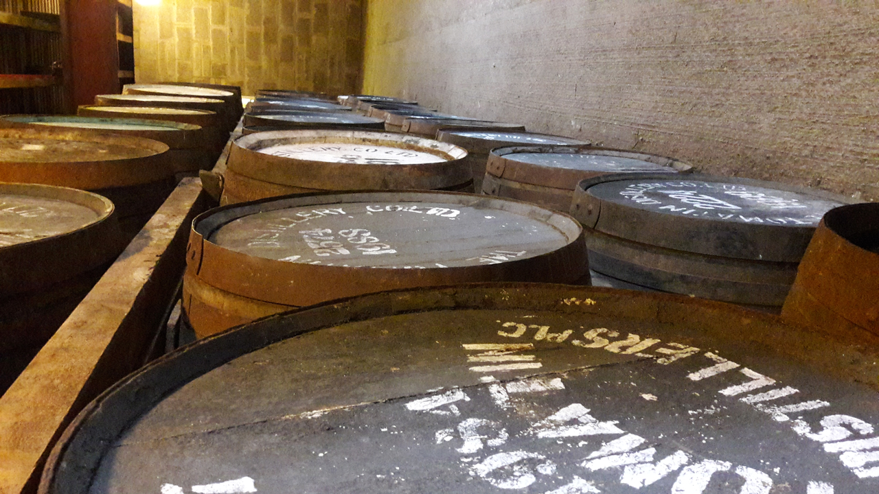 Fûts stockés dans un endroit peu éclairé.