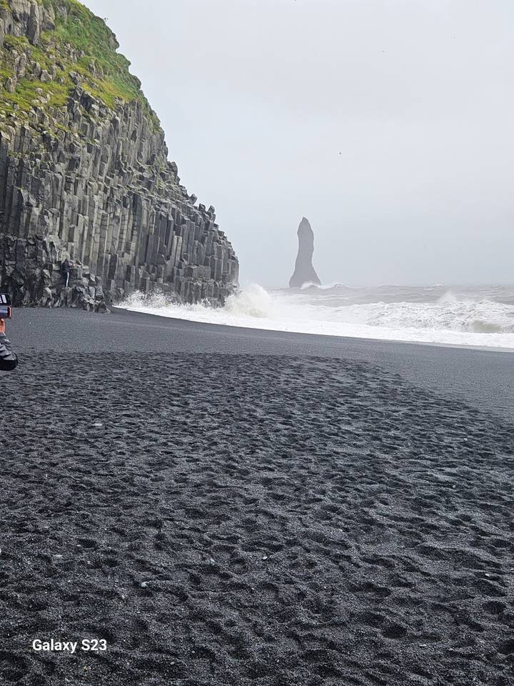 Floors and basalt columns at Reynisfjara beach with a watermark.