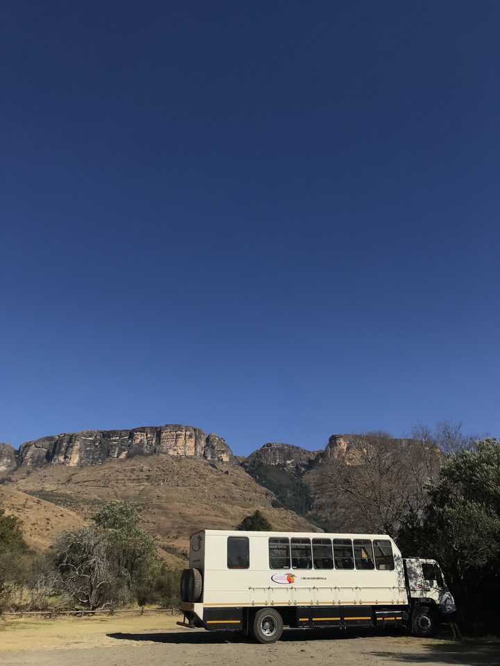 Un ciel bleu clair au-dessus d'un paysage de montagnes rocheuses.