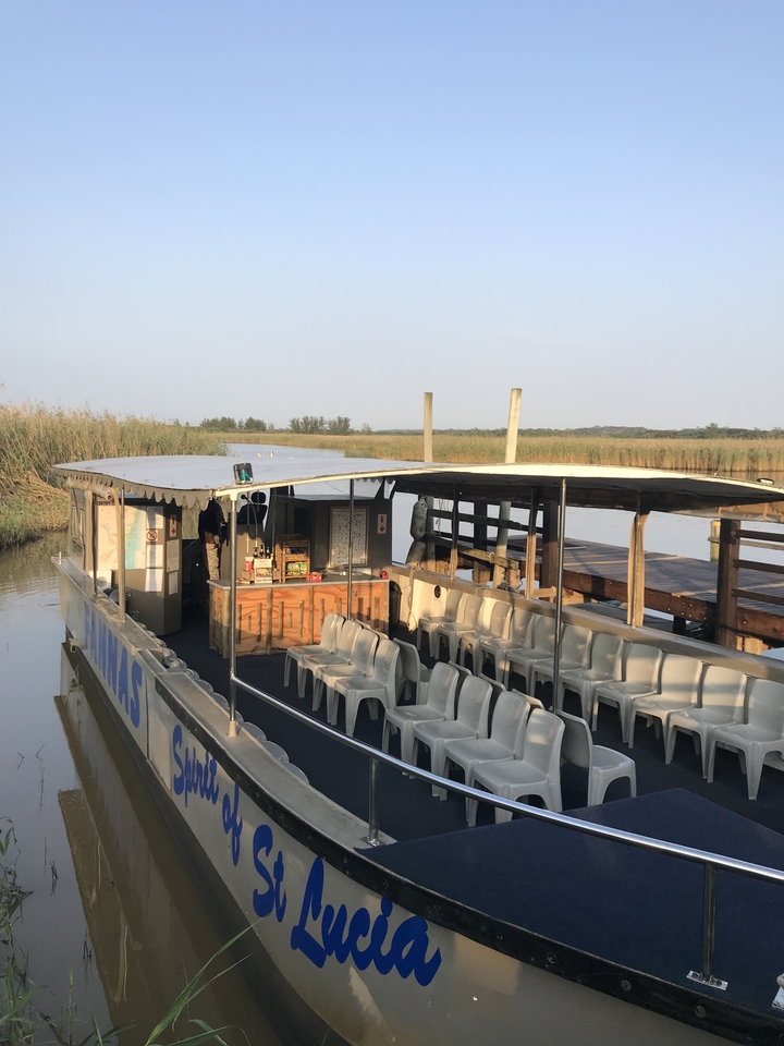 Un bateau amarré à une jetée près d'un plan d'eau.
