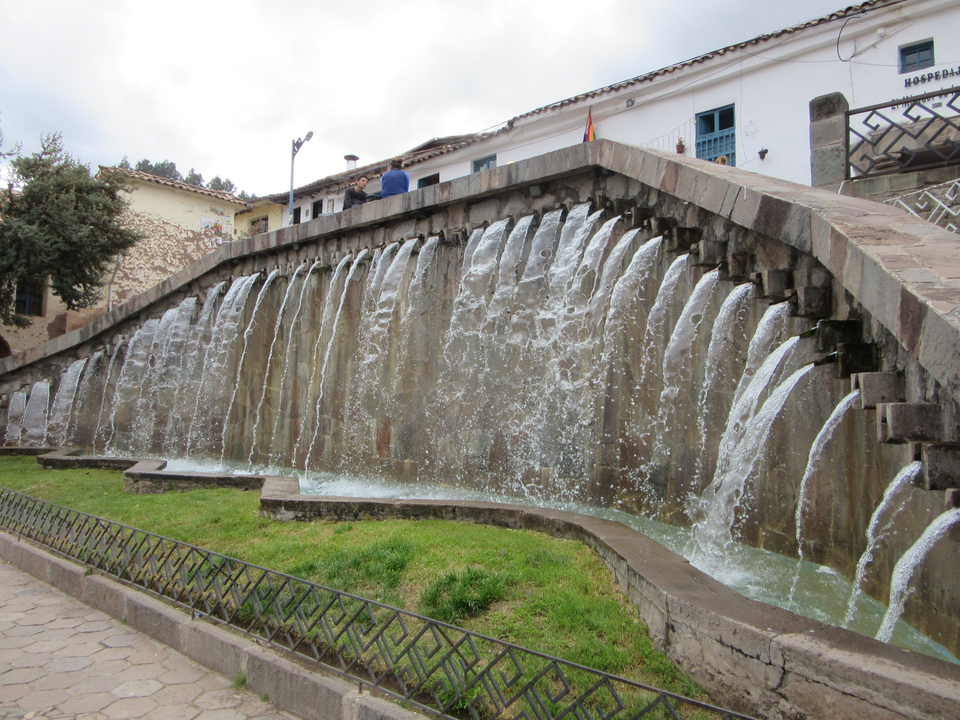 Une structure de cascade dans une zone urbaine.