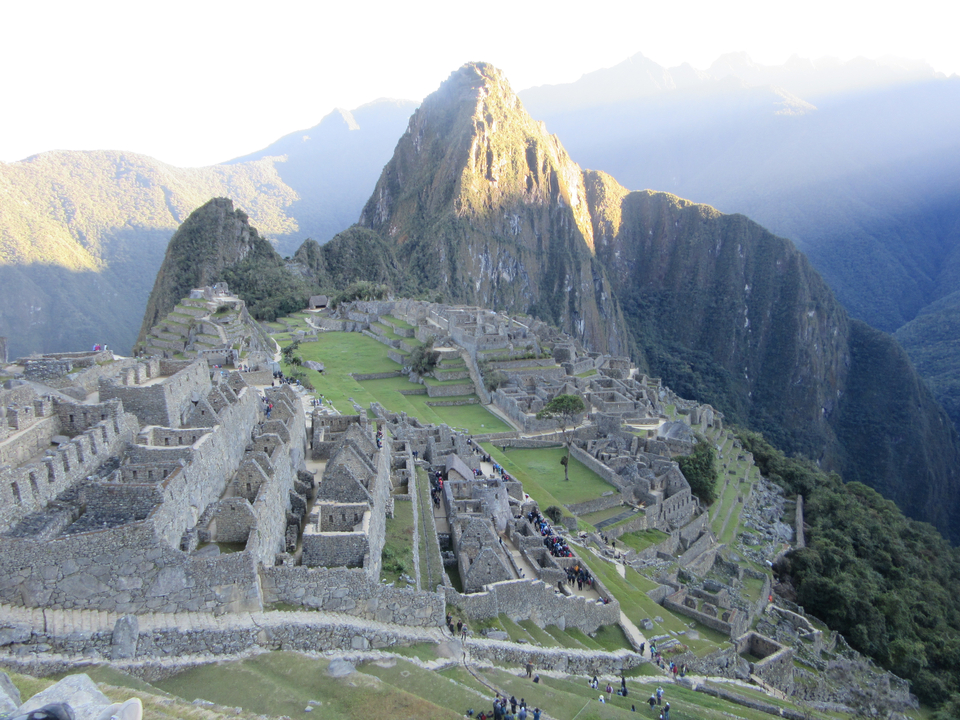 Les ruines anciennes de Machu Picchu avec les montagnes en arrière-plan.