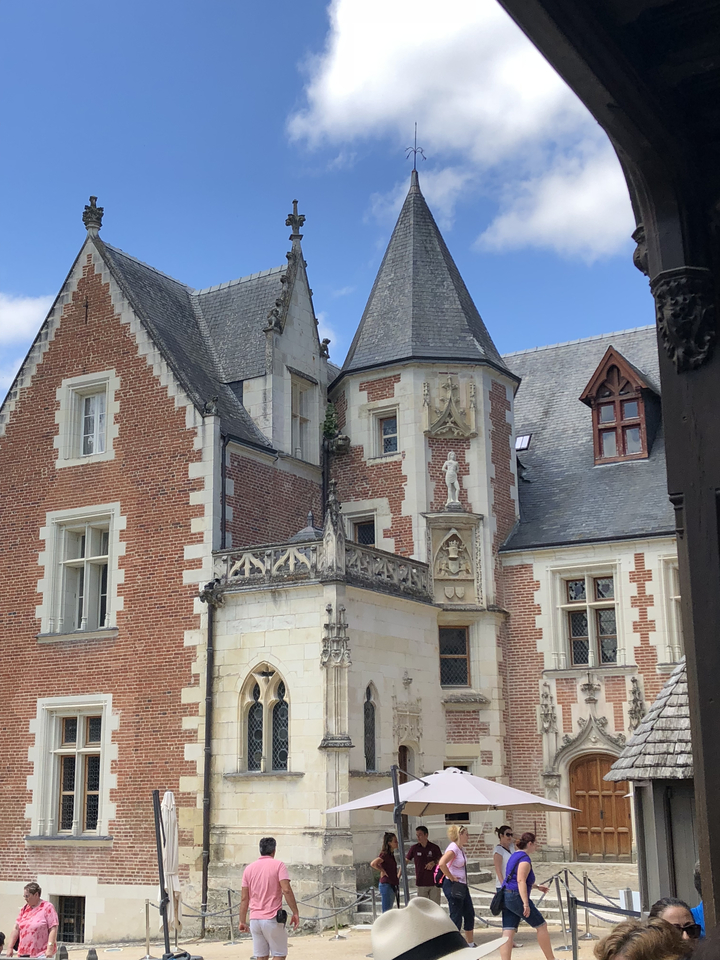 Bâtiment historique à l'architecture complexe.