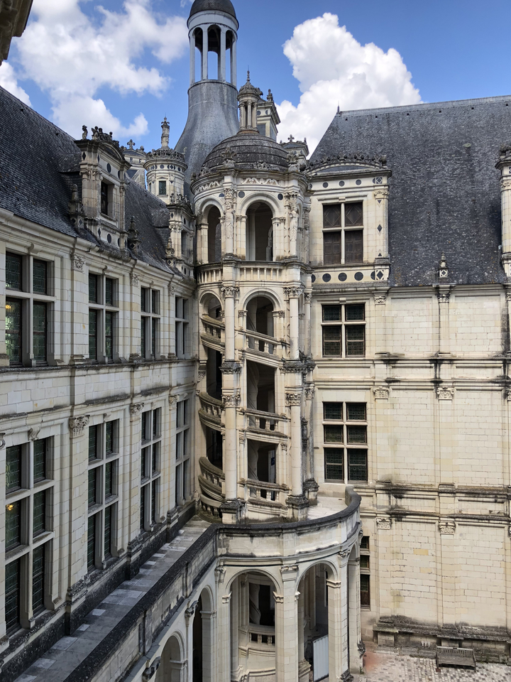 Bâtiment historique avec un escalier unique.