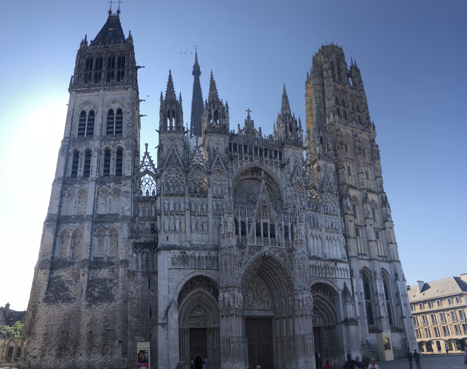 Cathédrale gothique avec des flèches et une façade complexe.