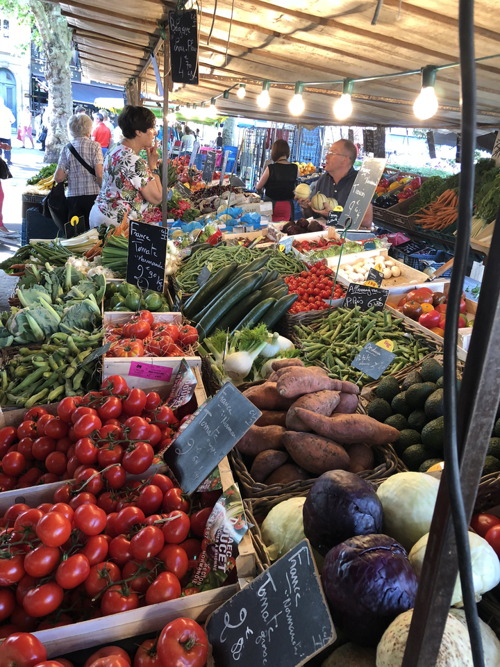 Variété de légumes frais sur un marché.