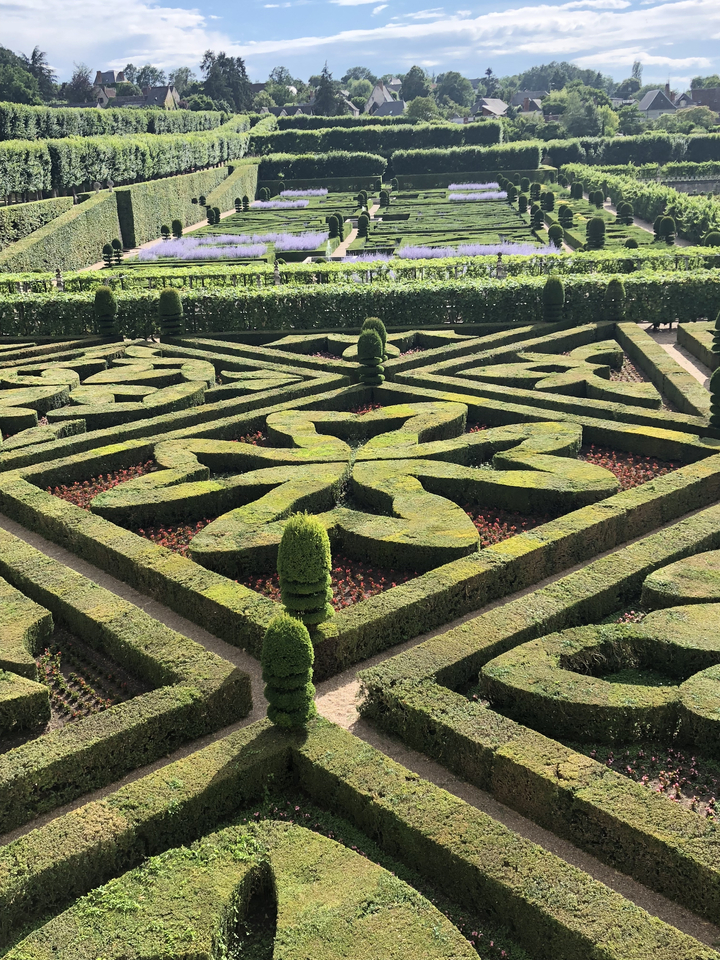 Jardins bien entretenus aux motifs complexes.