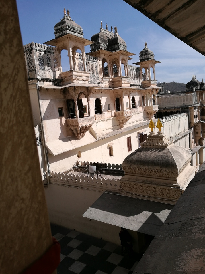 Vue architecturale d'un bâtiment historique au design complexe.