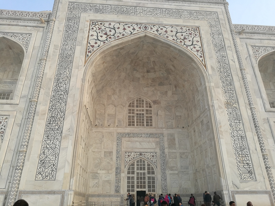 Détail en gros plan de l'architecture du Taj Mahal.
