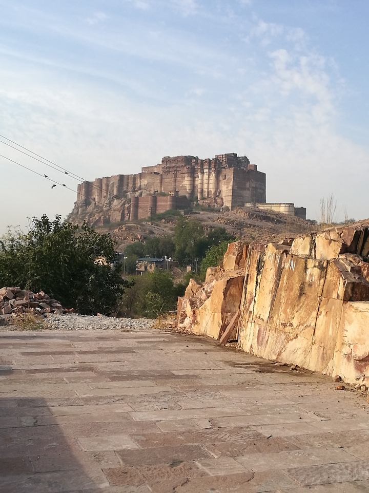 Un grand fort sur une colline avec le paysage environnant.