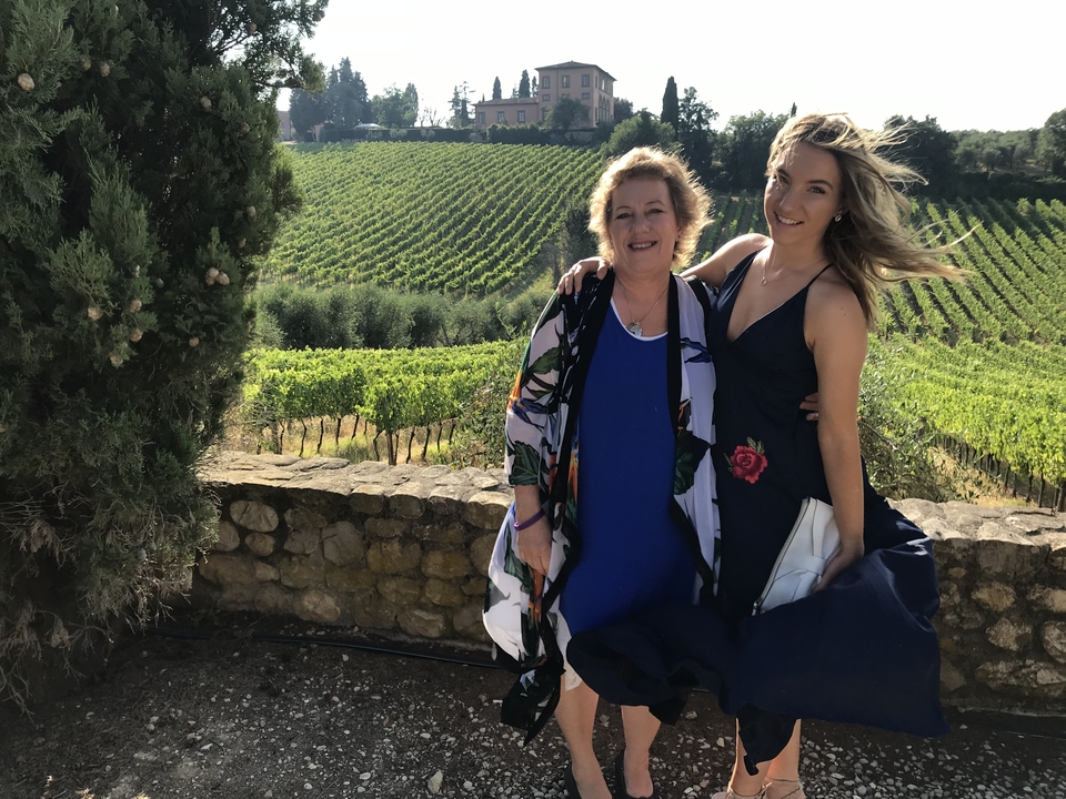 Deux femmes posant devant un vignoble.