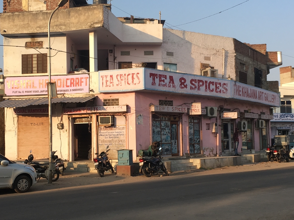Magasin avec thé et épices exposés, signalisation visible.