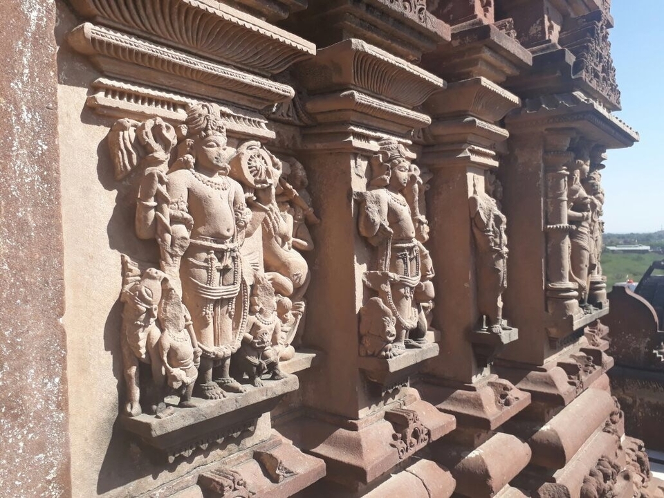 Sculptures de pierre détaillées sur une structure ancienne.