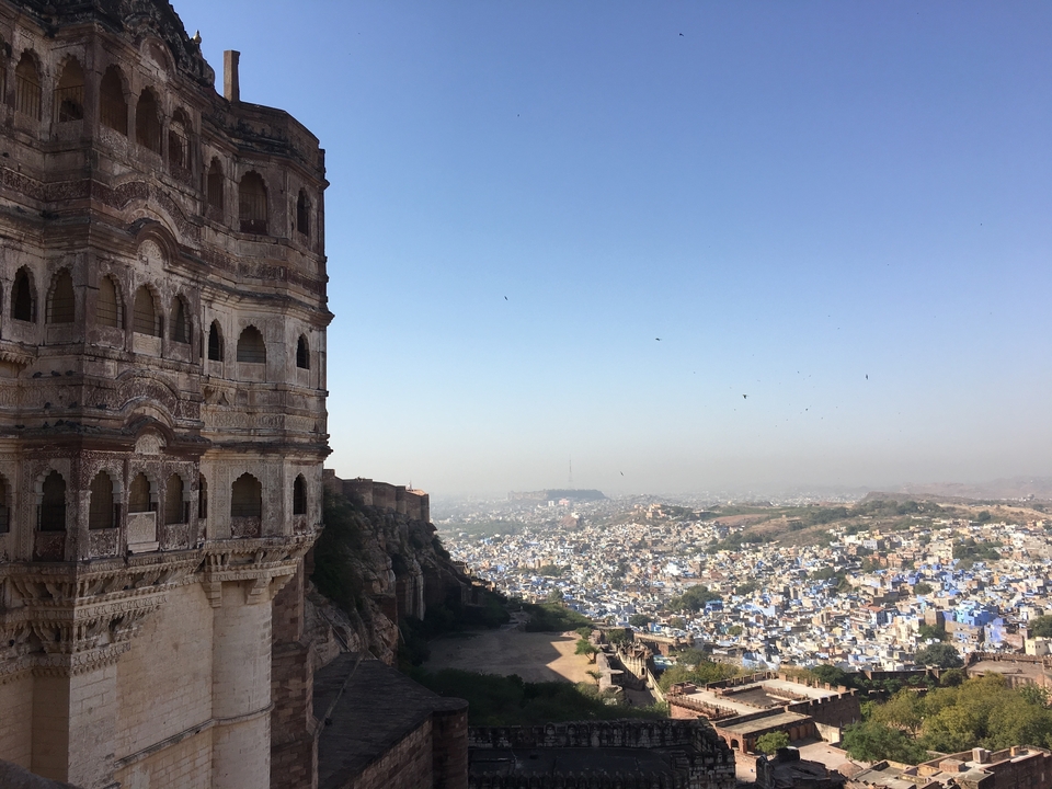 Vue panoramique d'une ville bleue et d'un fort.