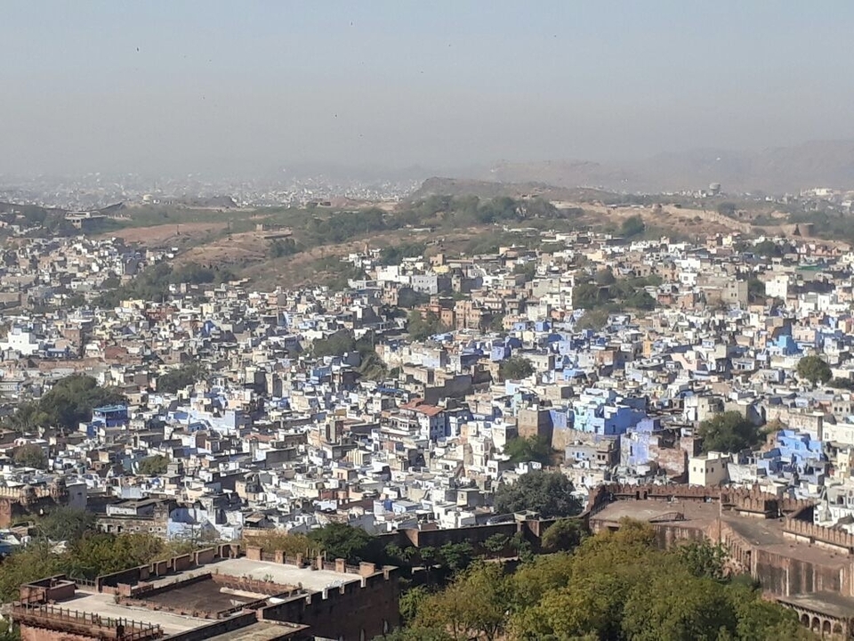 Vue d'ensemble d'une ville avec des bâtiments peints en bleu.