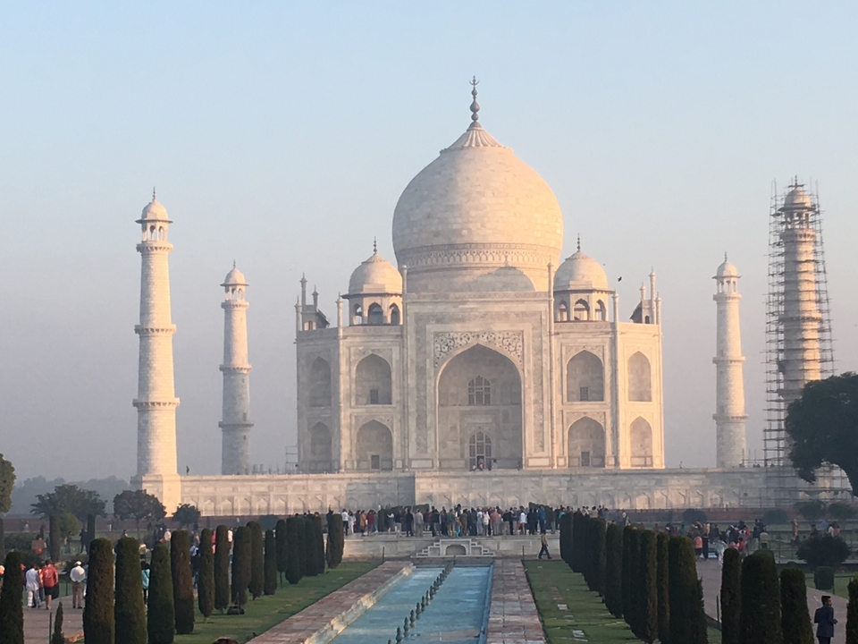 Le Taj Mahal avec un grand groupe de personnes au premier plan.