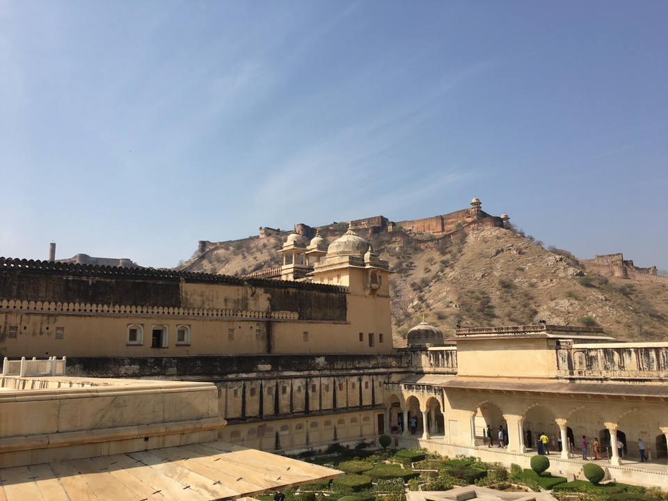 Un grand fort dans un paysage montagneux.