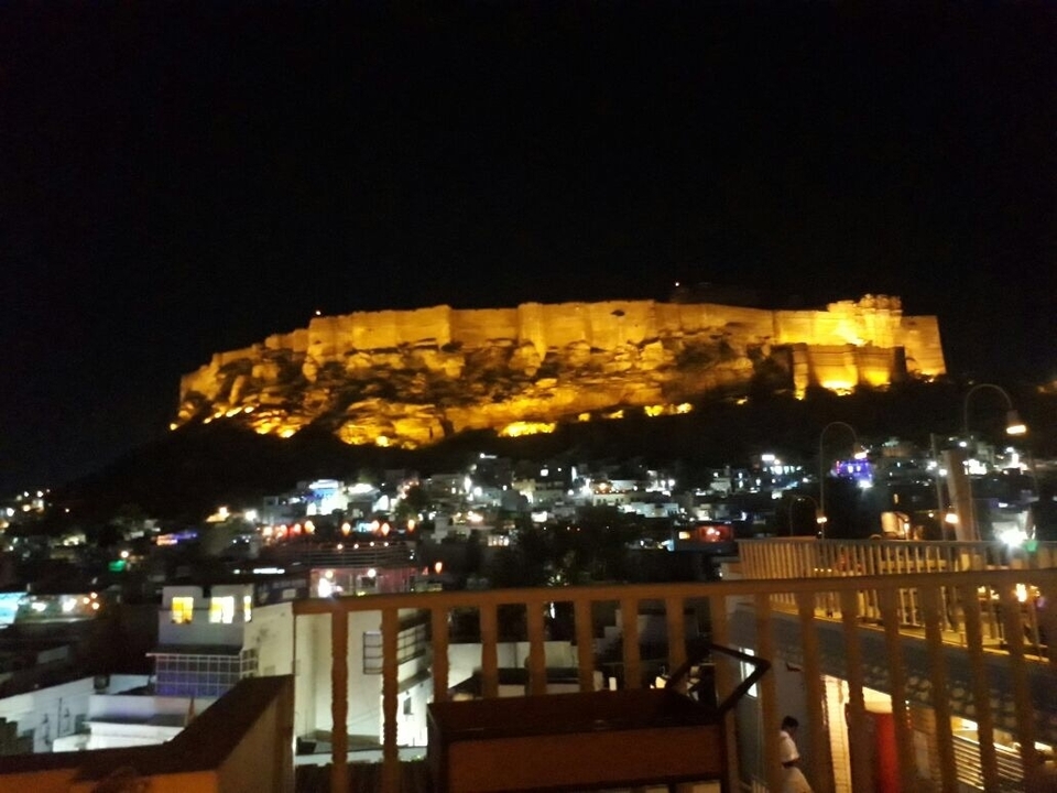 Fort illuminé sur une colline pendant la nuit.