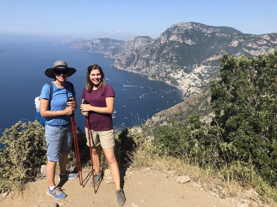 Deux femmes en randonnée avec une vue sur la côte amalfitaine.