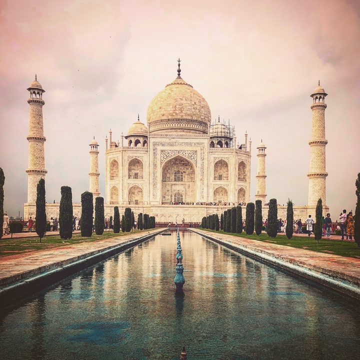 Le Taj Mahal avec son bassin de réflexion et ses visiteurs.