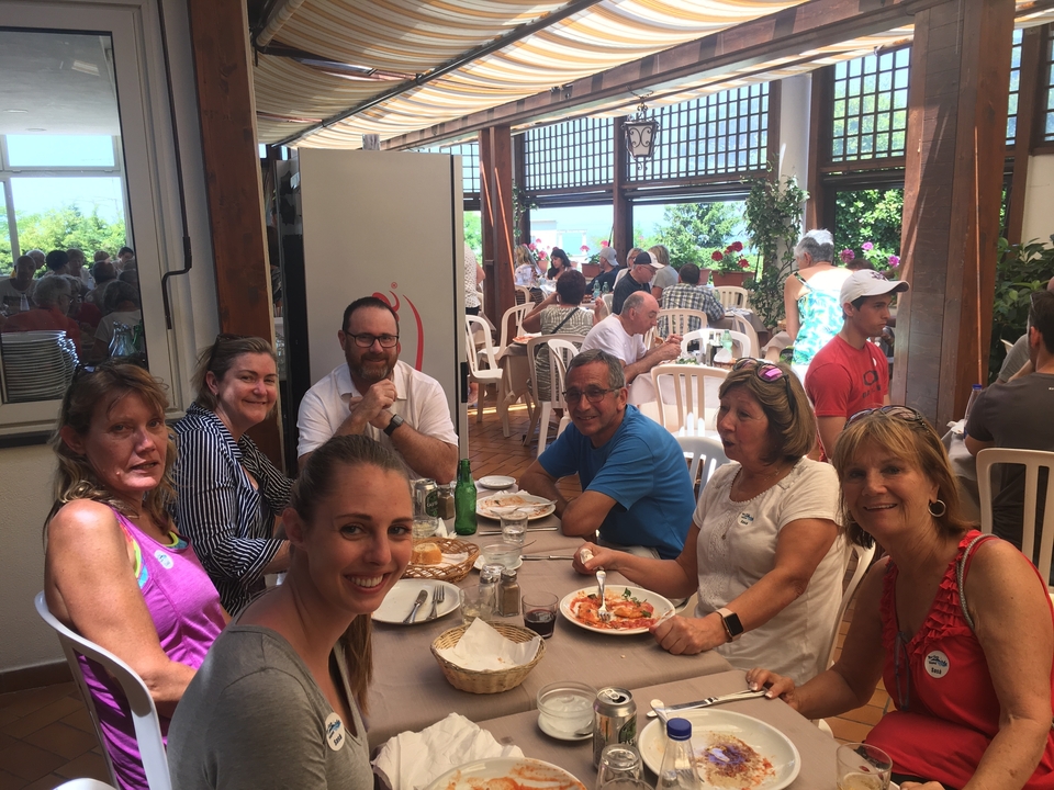 Groupe de personnes dînant à l'intérieur d'un restaurant.
