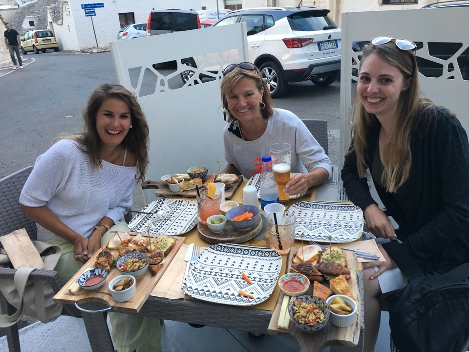 Groupe de femmes dînant avec de la nourriture et des boissons.