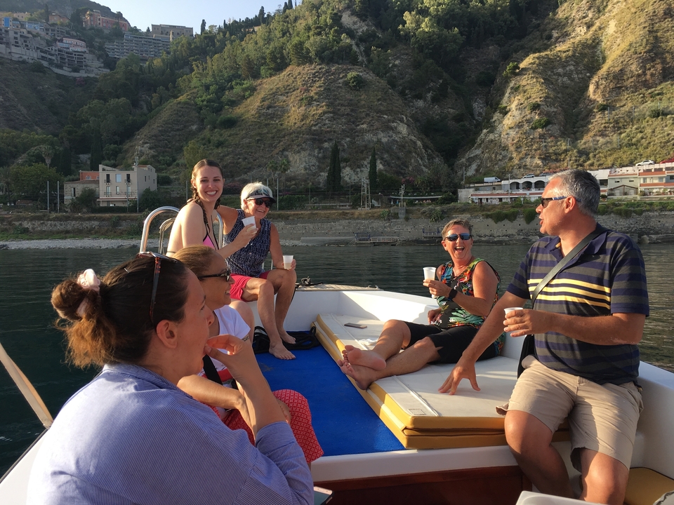 Groupe de personnes prenant un verre sur un bateau.