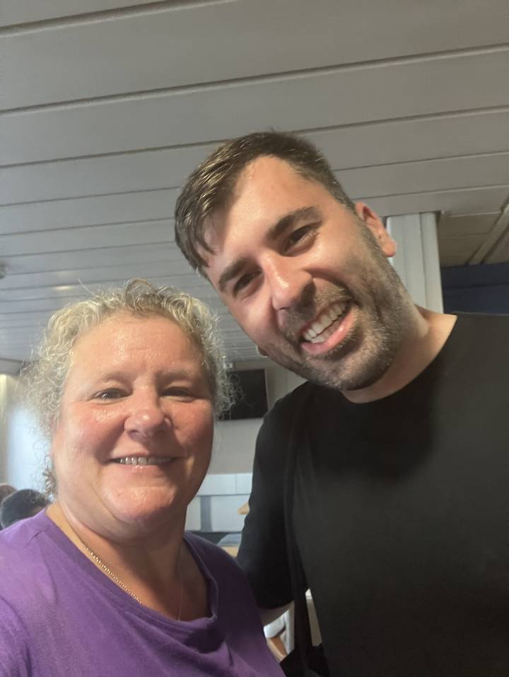 Selfie en gros plan de deux personnes à l'intérieur.